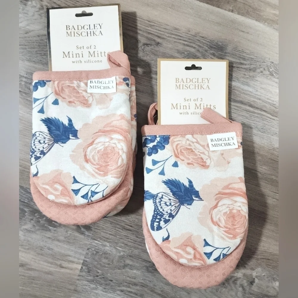 Badgley Mischka 2 Sets of Mini Oven Mitts - New With Tags